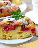 Шарлотка с яблоками и вишней