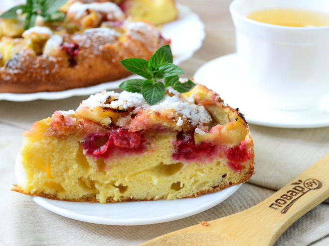 Рецепт шарлотки с яблоками и вишней