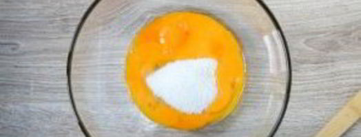 шарлотка с яблоками и вишней. Шаг 3