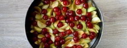 шарлотка с яблоками и вишней. Шаг 6