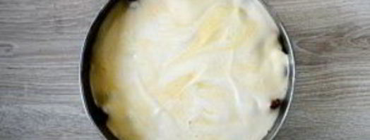 шарлотка с яблоками и вишней. Шаг 7