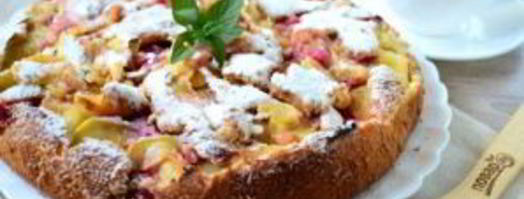 шарлотка с яблоками и вишней. Шаг 10