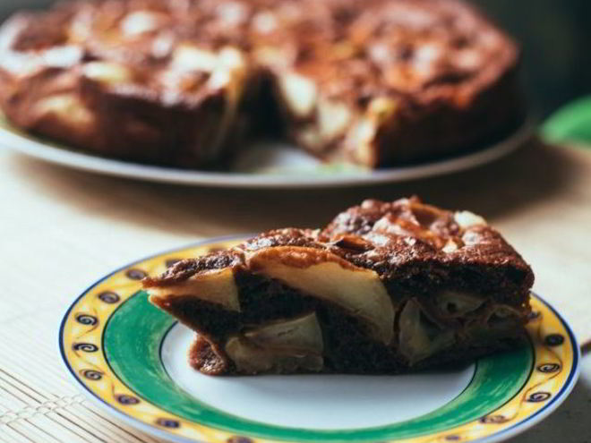 Рецепт шоколадной шарлотки с яблоками, сливами и творогом