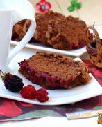 Шоколадная шарлотка с ягодами