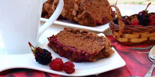 Шоколадная шарлотка с ягодами