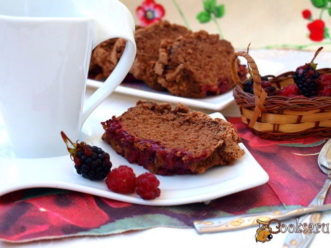 Рецепт шоколадной шарлотки с ягодами