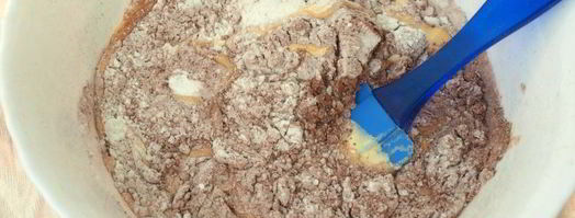 шоколадная шарлотка с ягодами. Шаг 3