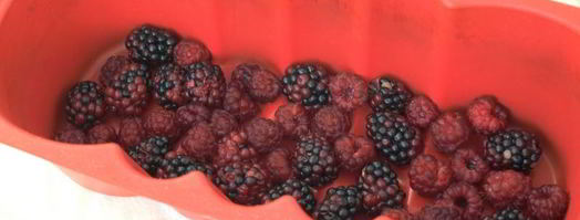 шоколадная шарлотка с ягодами. Шаг 4