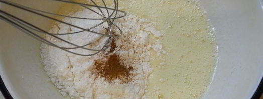 яблочная шарлотка с карамелью в микроволновке. Шаг 5