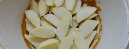 яблочная шарлотка с карамелью в микроволновке. Шаг 6