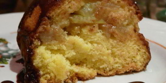 Яблочная шарлотка с шоколадным соусом