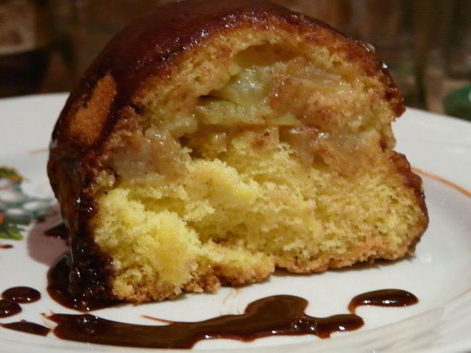Рецепт яблочной шарлотки с шоколадным соусом