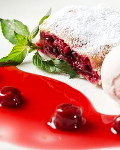 Австрийский штрудель с яблоком и вишней