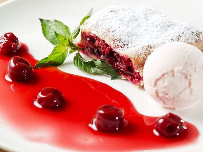 Рецепт австрийского штруделя с яблоком и вишней