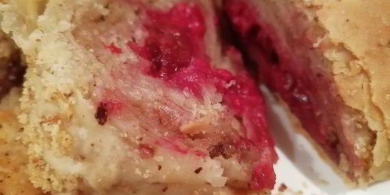 Легкий штрудель с вишней и миндалем