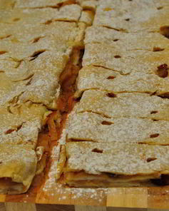 Штрудель из готового слоеного теста с яблочной и творожной начинкой