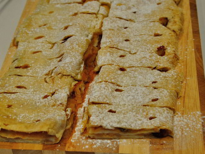 Рецепт штруделя из готового слоеного теста с яблочной и творожной начинкой