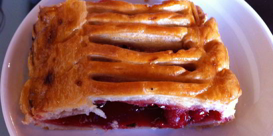 Штрудель из слоеного теста с вишней