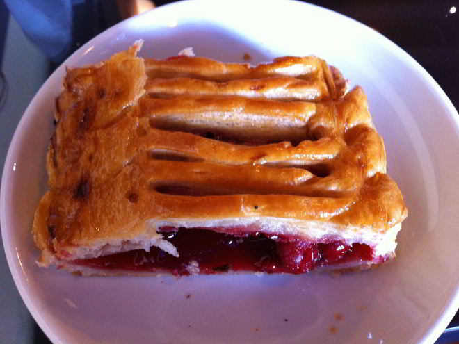 Рецепт штруделя из слоеного теста с вишней