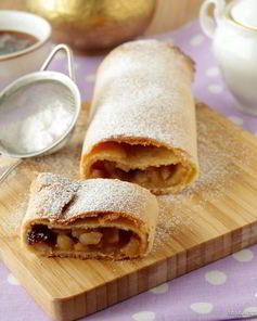 Штрудель из творожного теста с яблоками и клюквой