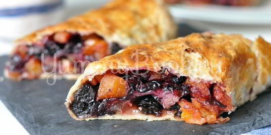 Штрудель с фруктами и сухофруктами