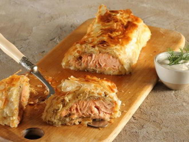 Рецепт штруделя с лососем и тушеной капустой