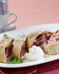 Штрудель с вишнями и фундуком