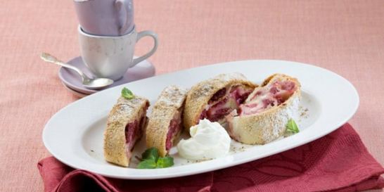 Штрудель с вишнями и фундуком