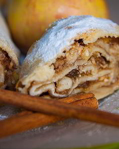 Штрудель с яблоками и изюмом