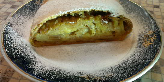 Штрудель с яблоками и корицей