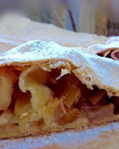 Штрудель с яблоками и вишней