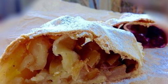 Штрудель с яблоками и вишней