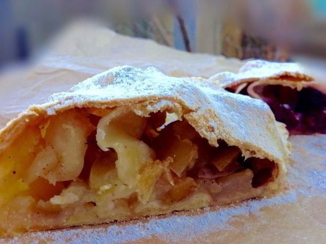 Рецепт штруделя с яблоками и вишней