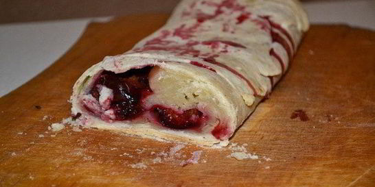 Штрудель со сливой