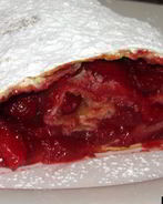 Вишневый штрудель с вишней