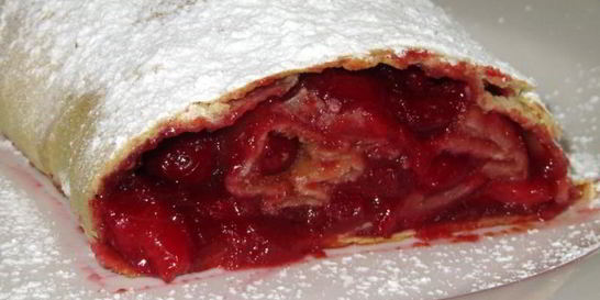 Вишневый штрудель с вишней