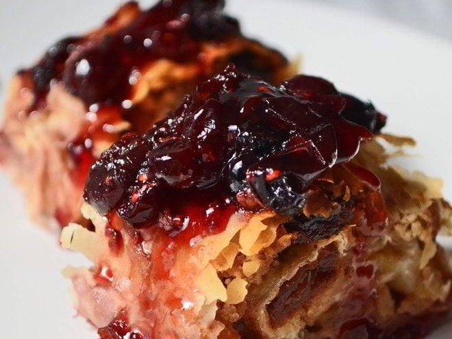 Рецепт яблочного штруделя из теста фило с ягодным вареньем