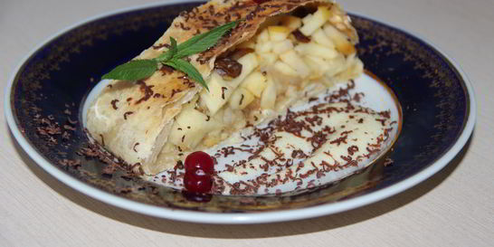 Яблочный штрудель из вытяжного теста