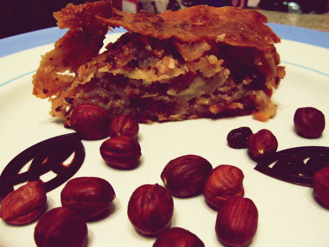 Рецепт яблочного штруделя с орехами, изюмом и корицей