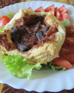 Слоеные конвертики с морским коктейлем