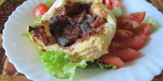 Слоеные конвертики с морским коктейлем