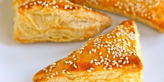 Слойки из бездрожжевого теста с сыром