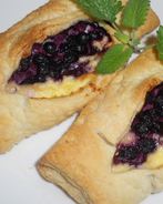 Слойки с черникой и творогом