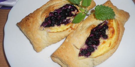 Слойки с черникой и творогом