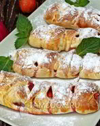 Слойки с клубникой и бананом