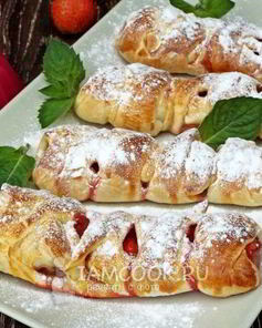 Слойки с клубникой и бананом