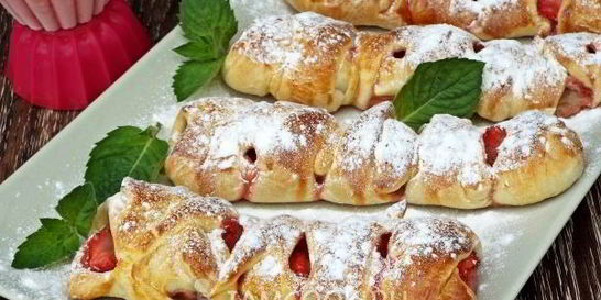 Слойки с клубникой и бананом