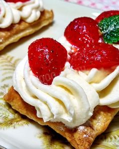 Слойки с клубникой и кремом