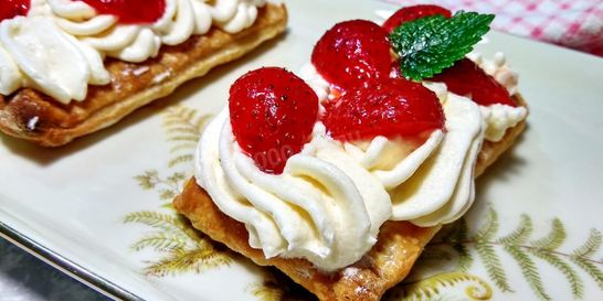 Слойки с клубникой и кремом