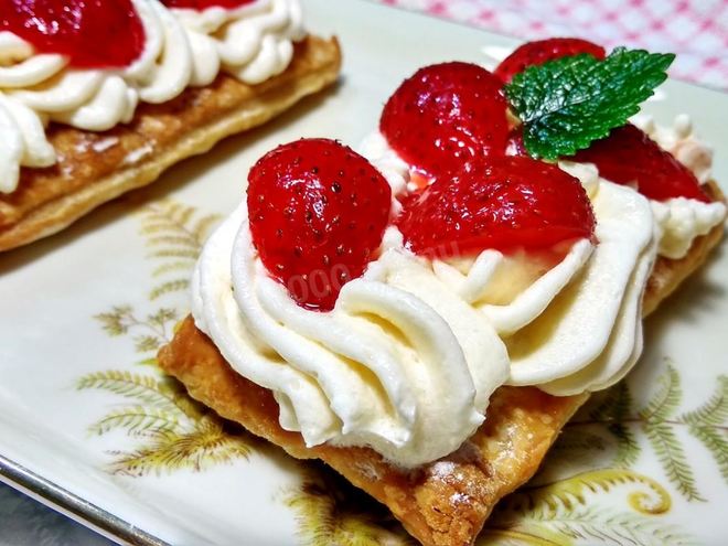 Рецепт слоек с клубникой и кремом